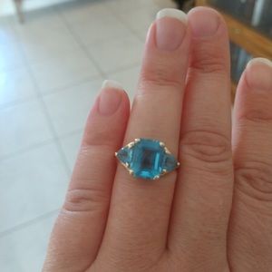 10 kt gold three stone blue topaz ring